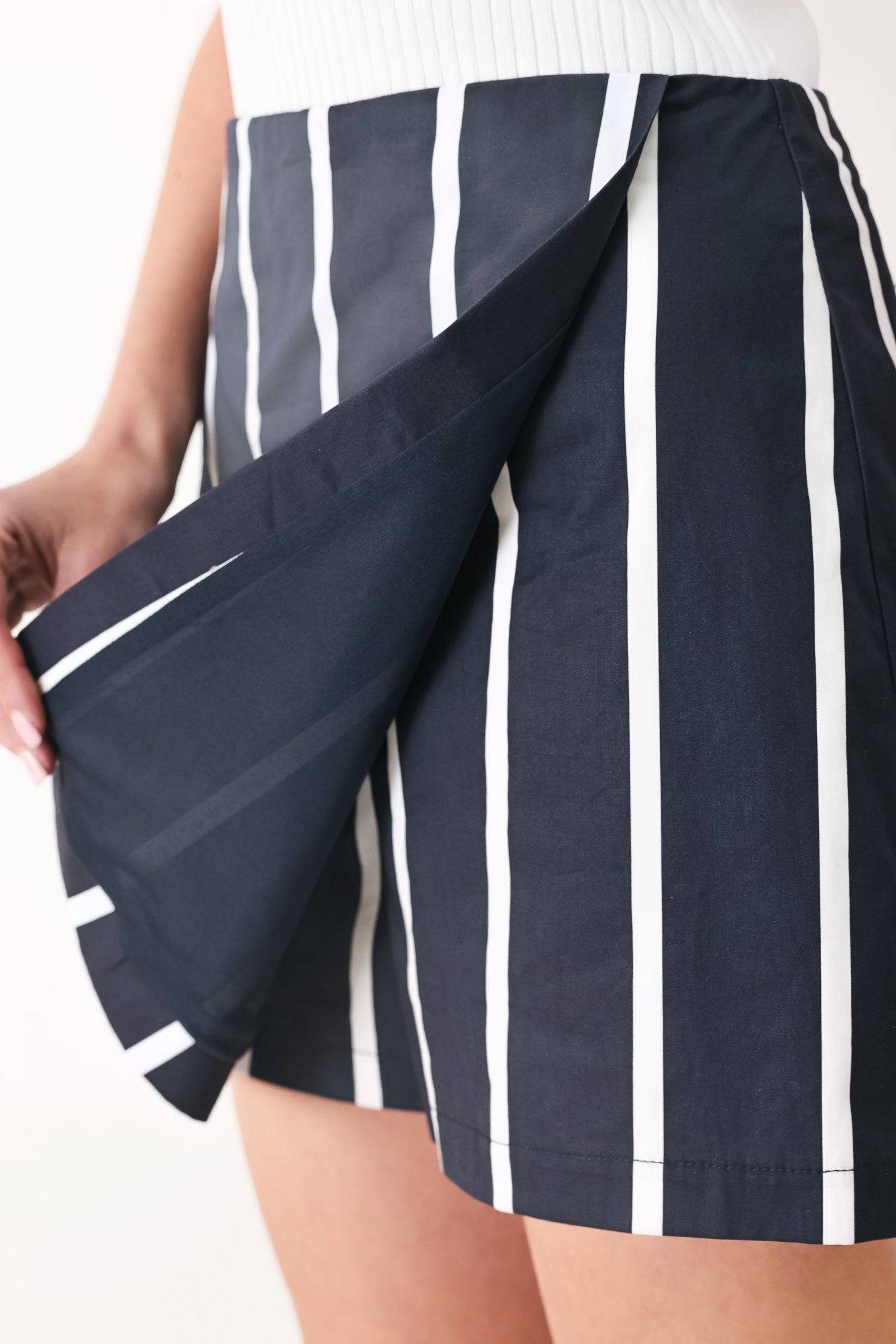DARK RHYTHM STRIPE WOVEN SKORT - Glamourous Grace