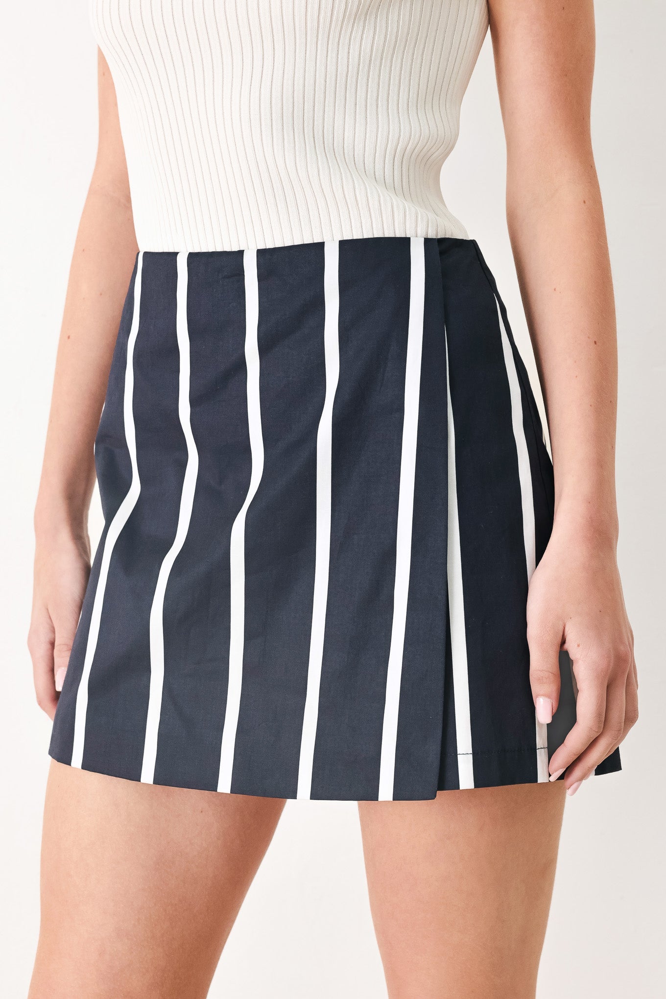 DARK RHYTHM STRIPE WOVEN SKORT - Glamourous Grace