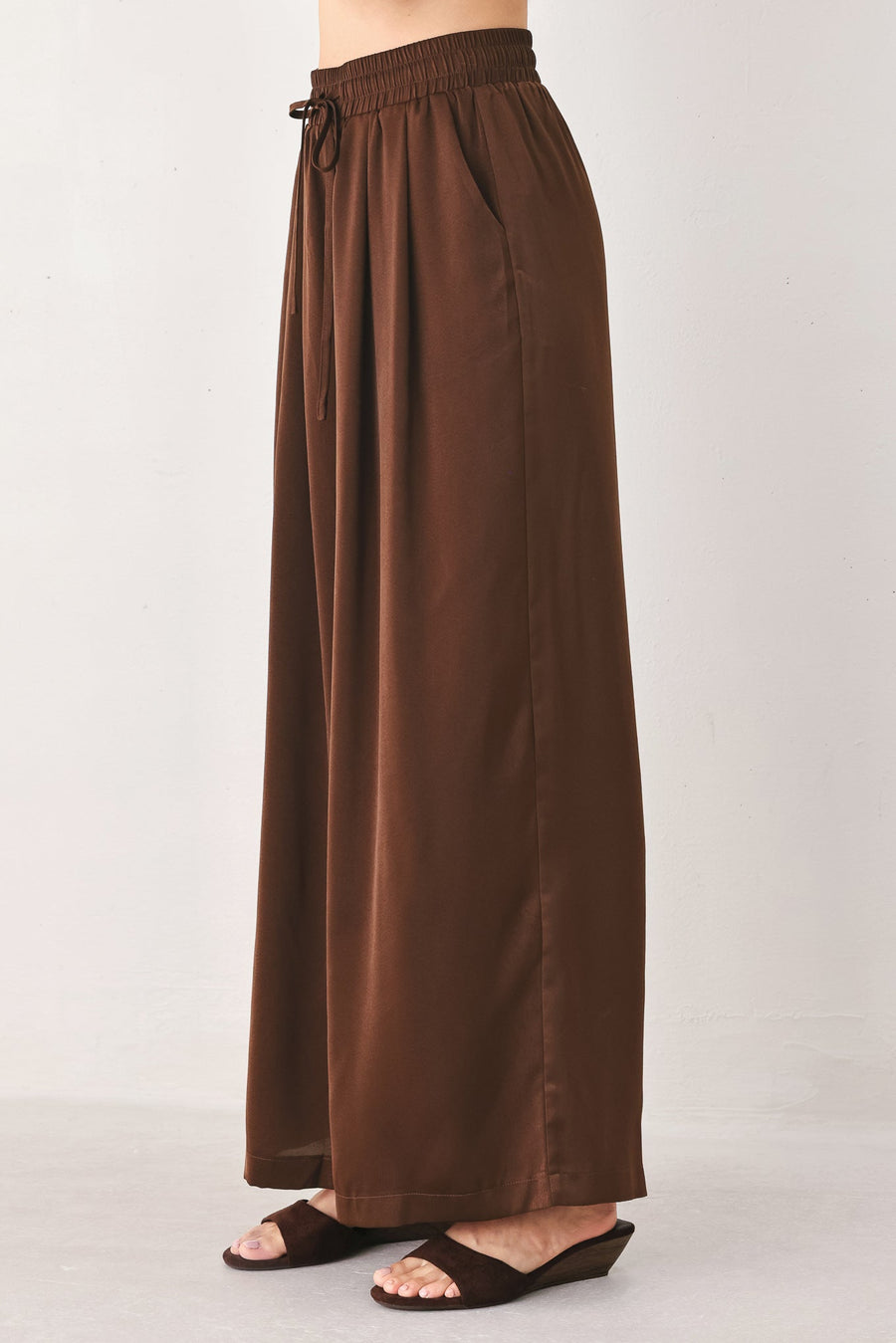 CANYON BROWN ELASTIC WAIST WOVEN PANTS - Glamourous Grace