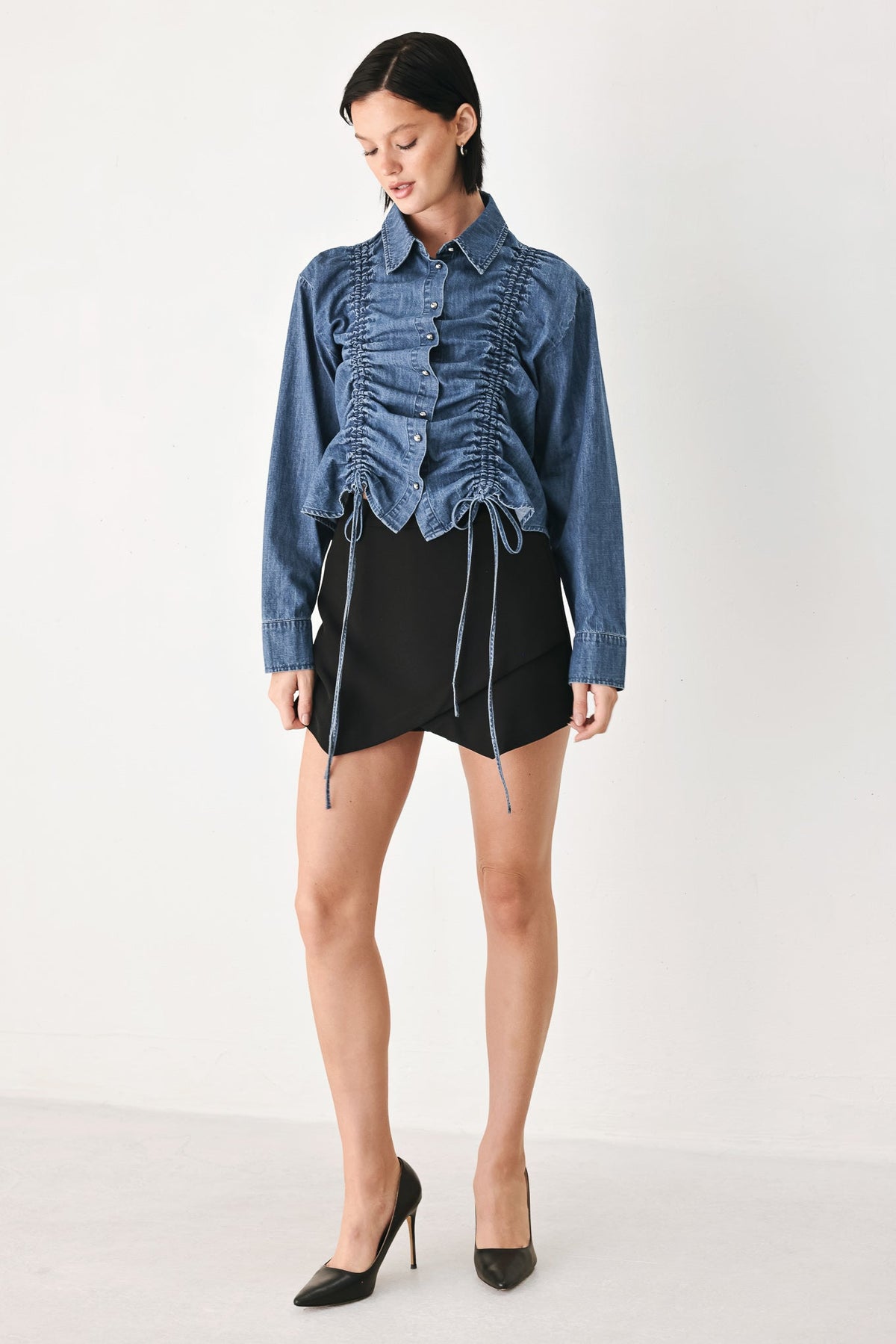 CASUAL ENCOUNTER INDIGO RUCHED DENIM BUTTON-DOWN TOP - Glamourous Grace
