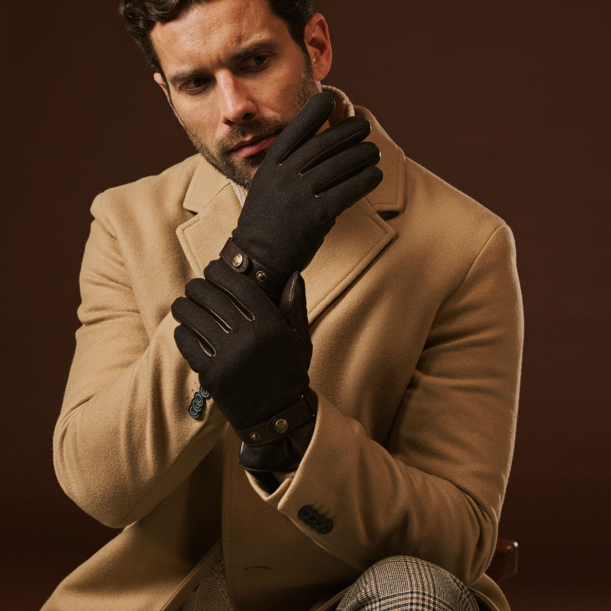 Fabrizio (dark brown) - Italian tweed men’s gloves with touchscreen capability and adjustable snap button - Glamourous Grace