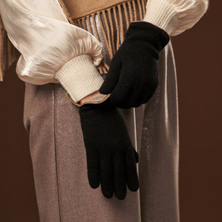 Florentina (black) - Handmade Italian knitted wool gloves with luxurious cashmere lining - Glamourous Grace
