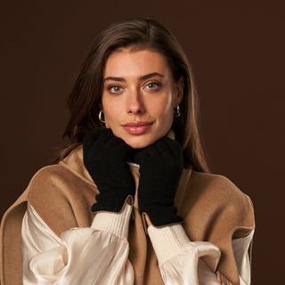 Florentina (black) - Handmade Italian knitted wool gloves with luxurious cashmere lining - Glamourous Grace