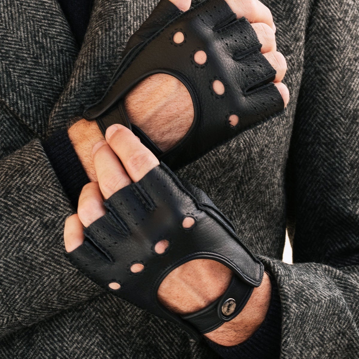 Vincenzo (black) - Fingerless Italian driving gloves made of American deerskin leather - Glamourous Grace