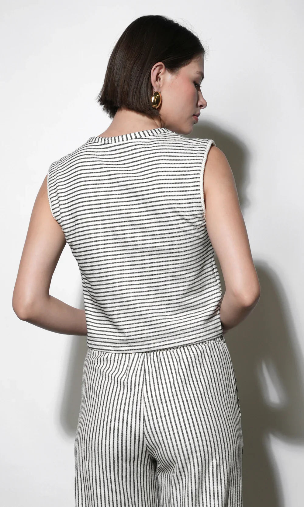 Daphne Sleeveless Black & Ivory Knit Shell Top - Glamourous Grace