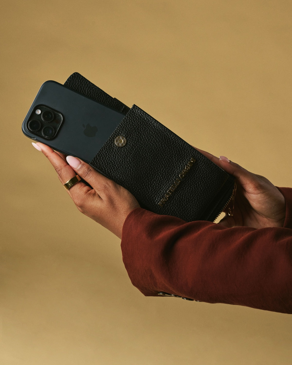 Giada (black) - Italian women's crossbody phone wallet with shoulder strap - Glamourous Grace