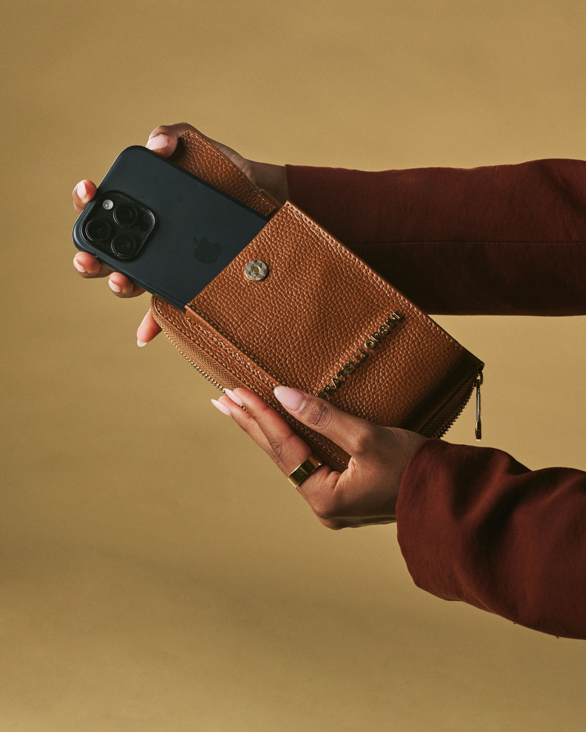 Giada (cognac) - Italian women's crossbody phone wallet with shoulder strap - Glamourous Grace