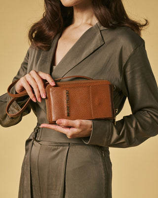 Giada (cognac) - Italian women's crossbody phone wallet with shoulder strap - Glamourous Grace
