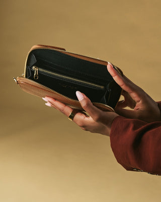 Giada (cognac) - Italian women's crossbody phone wallet with shoulder strap - Glamourous Grace