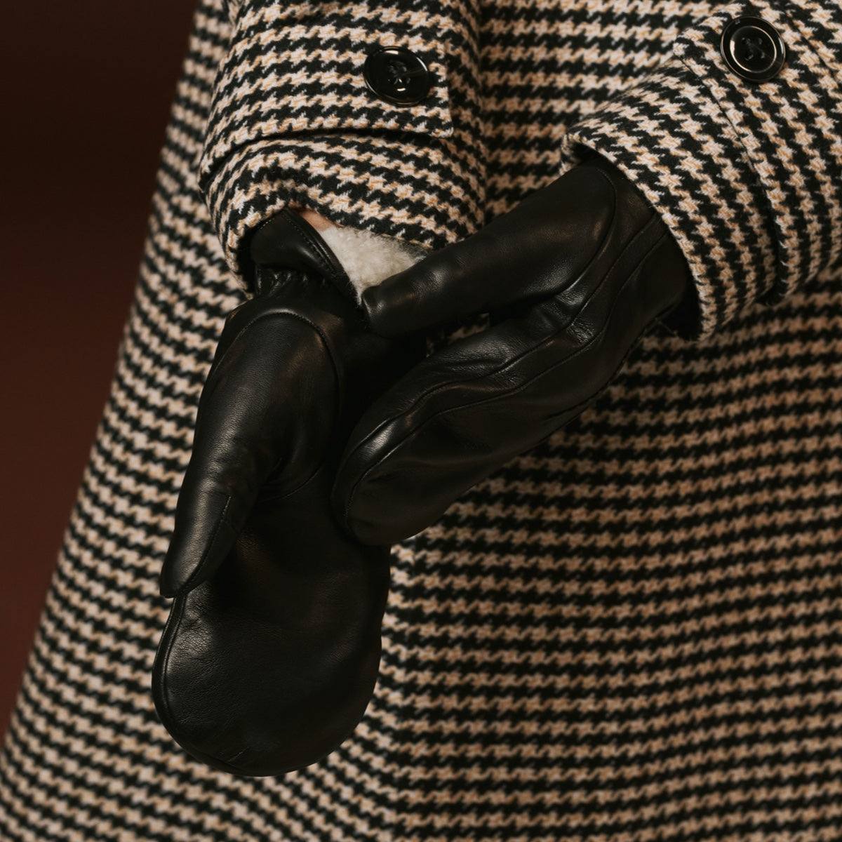 Gianetta (black) - Italian lambskin mittens with luxurious lambswool lining - Glamourous Grace