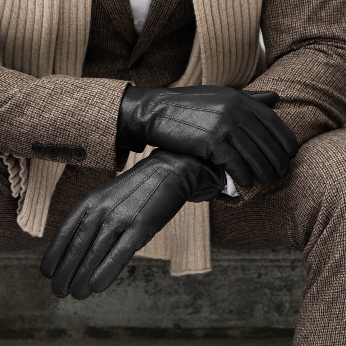 Giovanni (black) - Classic Italian lambskin leather gloves with cashmere lining - Glamourous Grace