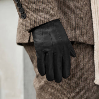 Giovanni (black) - Classic Italian lambskin leather gloves with cashmere lining & touchscreen feature - Glamourous Grace