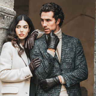 Giovanni (black) - Classic Italian lambskin leather gloves with cashmere lining & touchscreen feature - Glamourous Grace