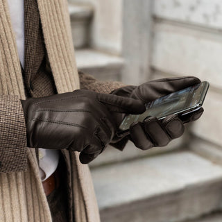 Giovanni (brown) - Classic Italian lambskin leather gloves with cashmere lining & touchscreen feature - Glamourous Grace