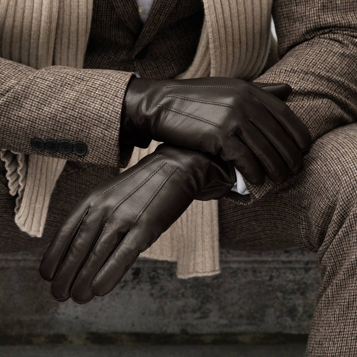 Giovanni (dark brown) - Classic Italian lambskin leather gloves with cashmere lining - Glamourous Grace
