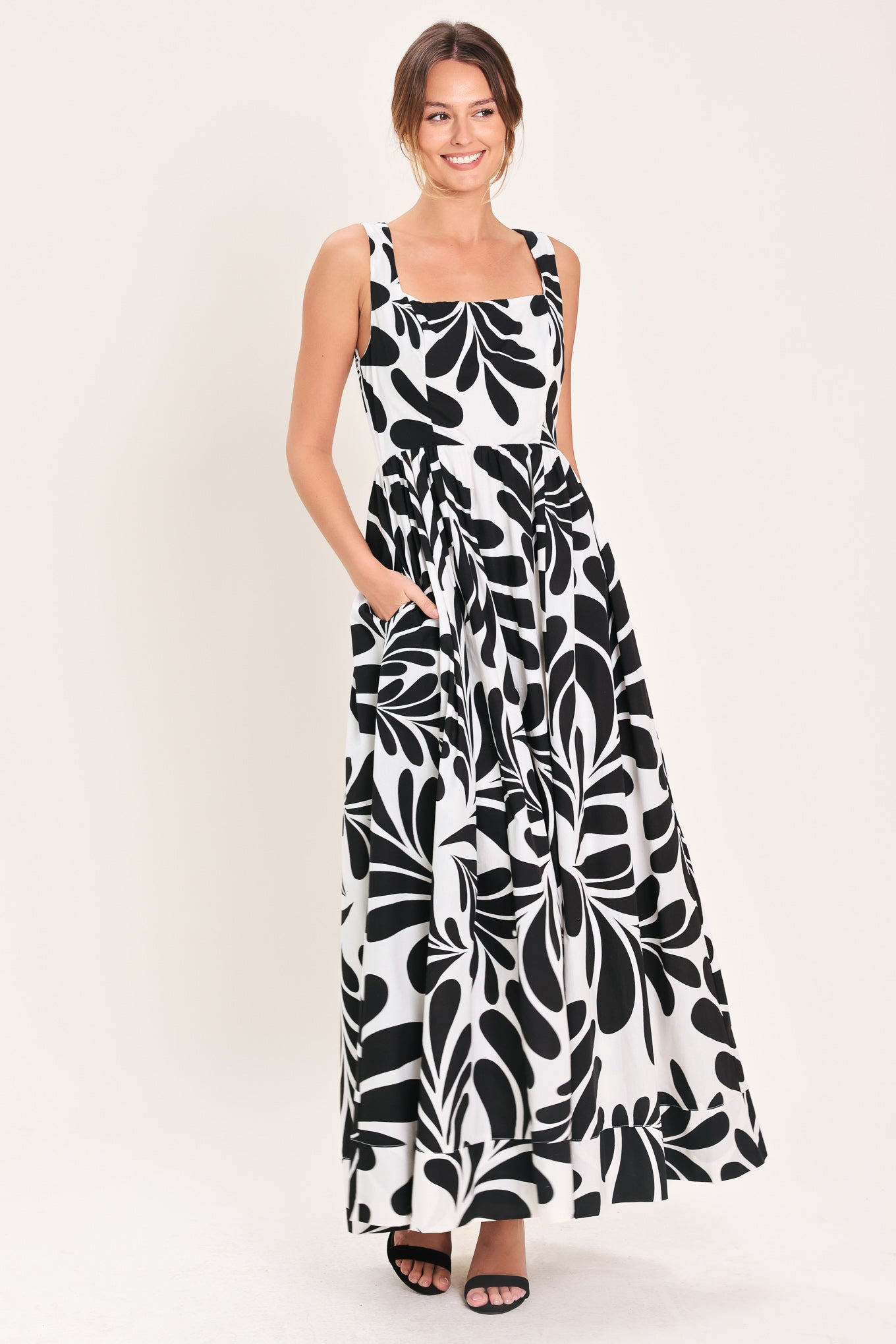 MONO BLOOM WOVEN MAXI DRESS - Glamourous Grace