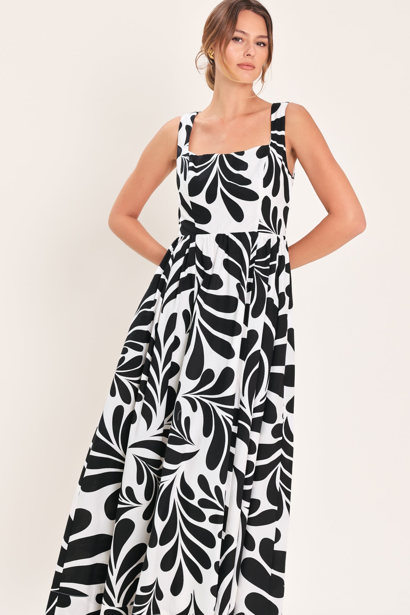 MONO BLOOM WOVEN MAXI DRESS - Glamourous Grace