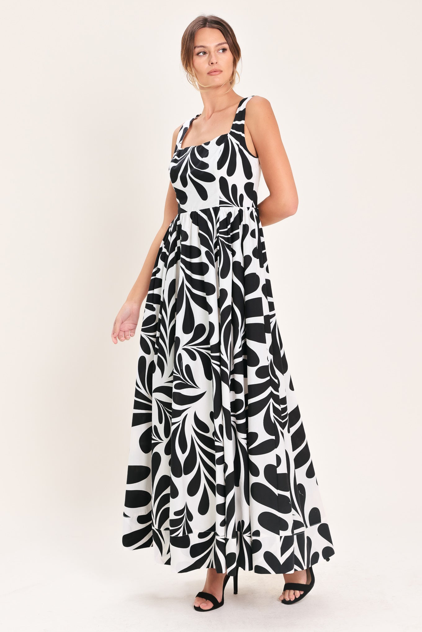 MONO BLOOM WOVEN MAXI DRESS - Glamourous Grace