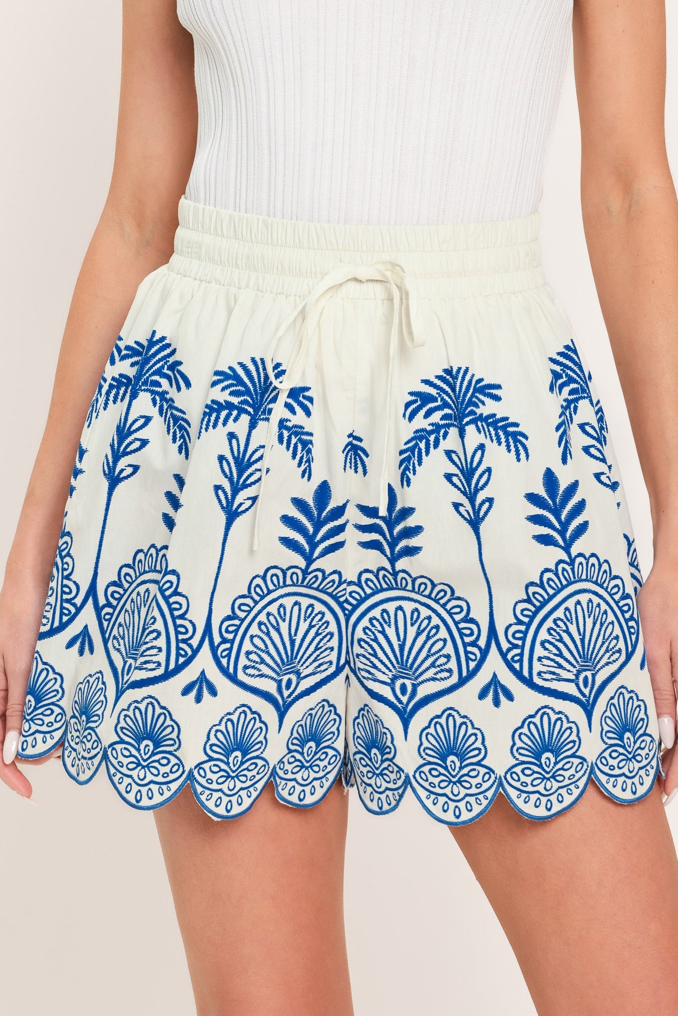 COASTLINE PALM WOVEN SHORTS - Glamourous Grace