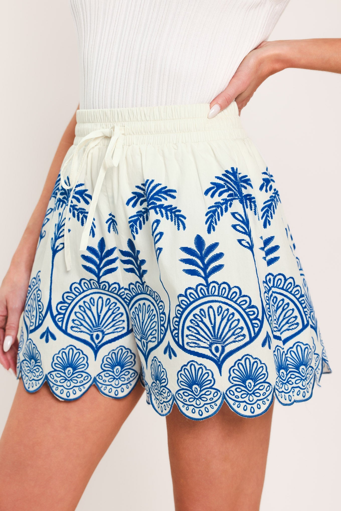 COASTLINE PALM WOVEN SHORTS - Glamourous Grace