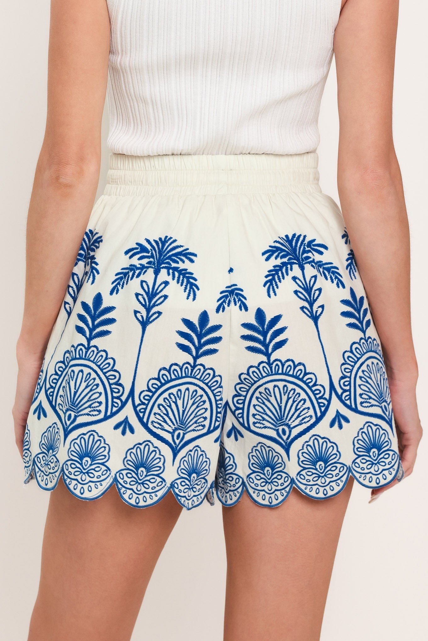 COASTLINE PALM WOVEN SHORTS - Glamourous Grace