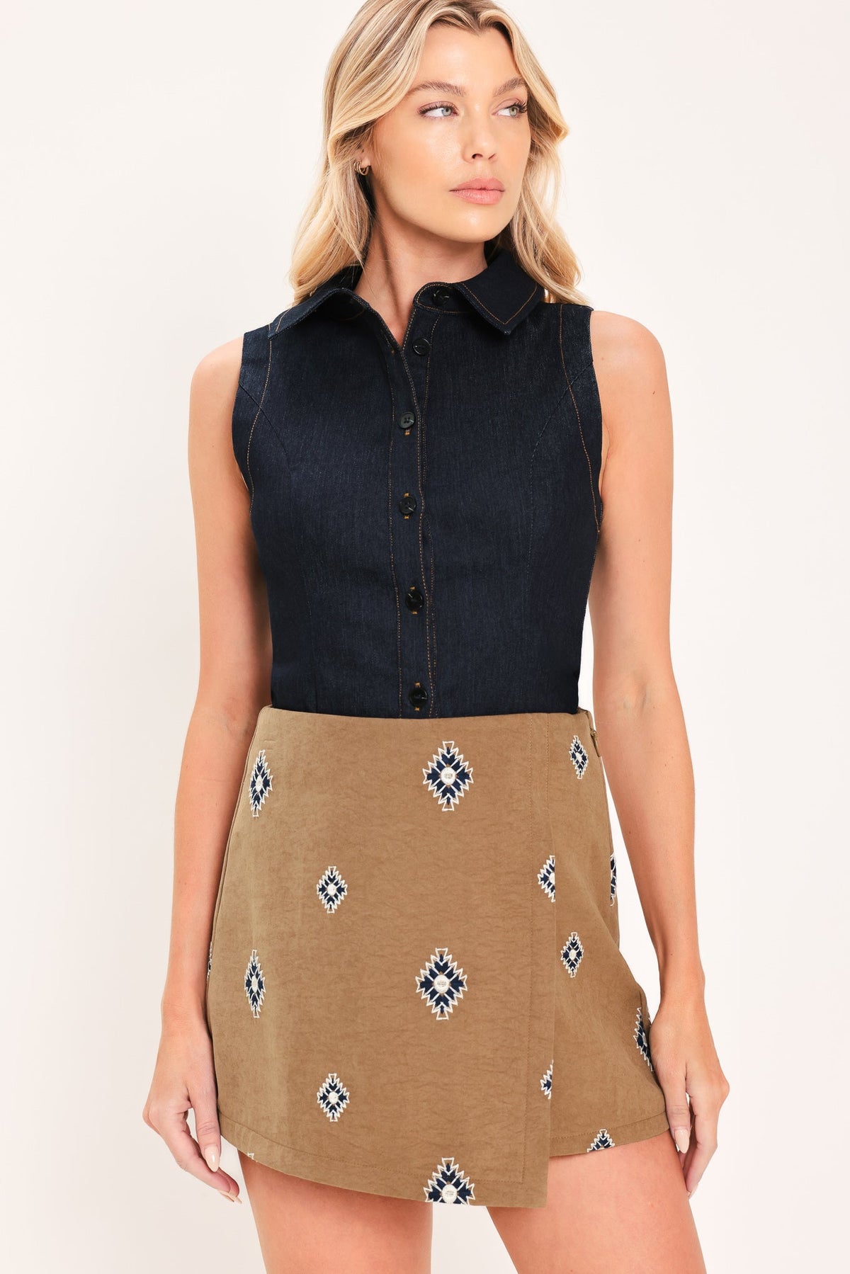 CANYON MOTIF FLIRT FAUX SUEDE SKORT - Glamourous Grace