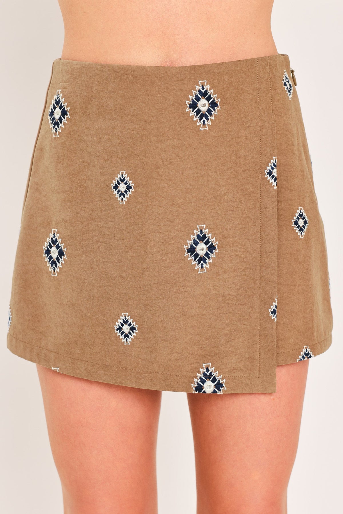 CANYON MOTIF FLIRT FAUX SUEDE SKORT - Glamourous Grace