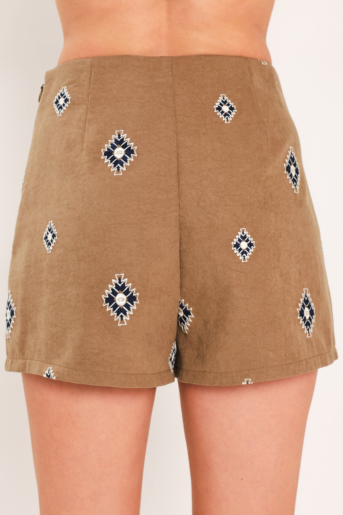 CANYON MOTIF FLIRT FAUX SUEDE SKORT - Glamourous Grace