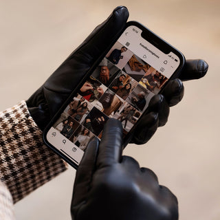 Isabella (black) - Italian lambskin leather gloves with cashmere lining & touchscreen feature - Glamourous Grace