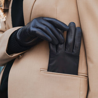 Sofia (black) - Italian lambskin leather gloves with silk lining - Glamourous Grace