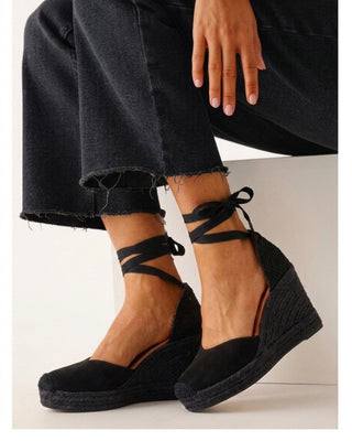 Jimena High Laces All Black - Glamourous Grace