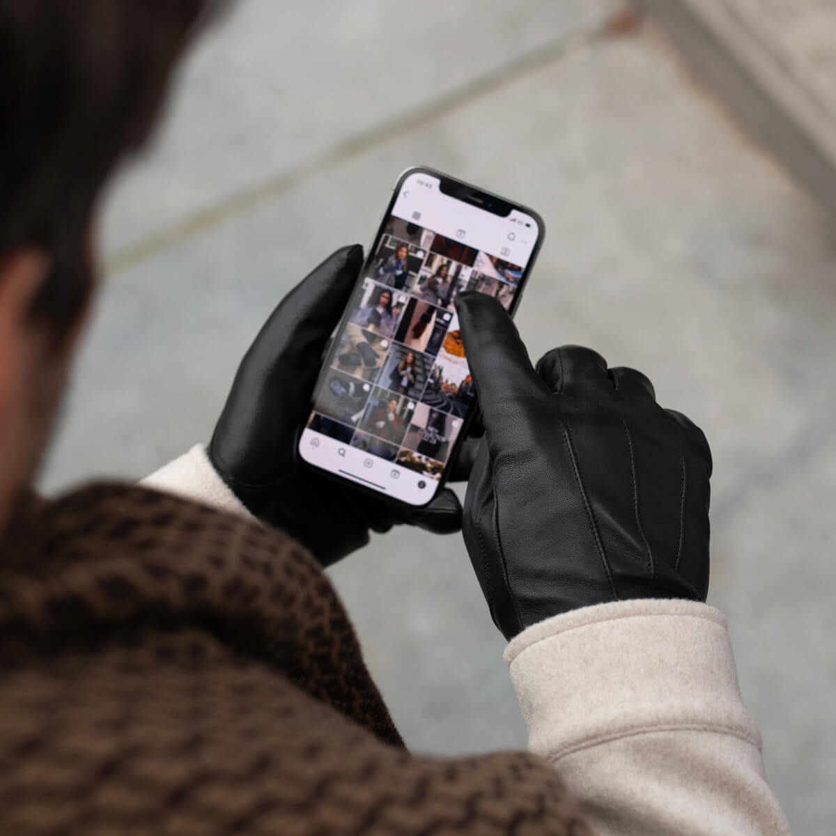 Julian (black) - Classic sheepskin leather gloves with warm fleece lining and touchscreen feature - Glamourous Grace