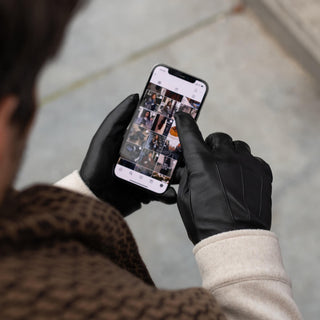 Julian (black) - Classic sheepskin leather gloves with warm fleece lining and touchscreen feature - Glamourous Grace