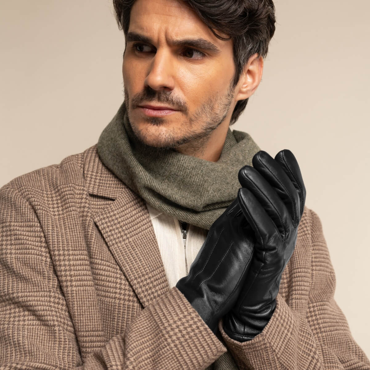 Julian (black) - Classic sheepskin leather gloves with warm fleece lining and touchscreen feature - Glamourous Grace