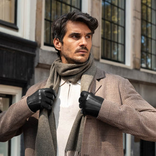 Julian (black) - Classic sheepskin leather gloves with warm fleece lining and touchscreen feature - Glamourous Grace
