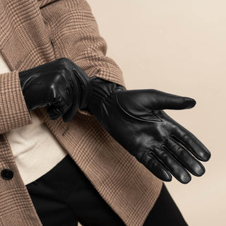 Julian (black) - Classic sheepskin leather gloves with warm fleece lining and touchscreen feature - Glamourous Grace
