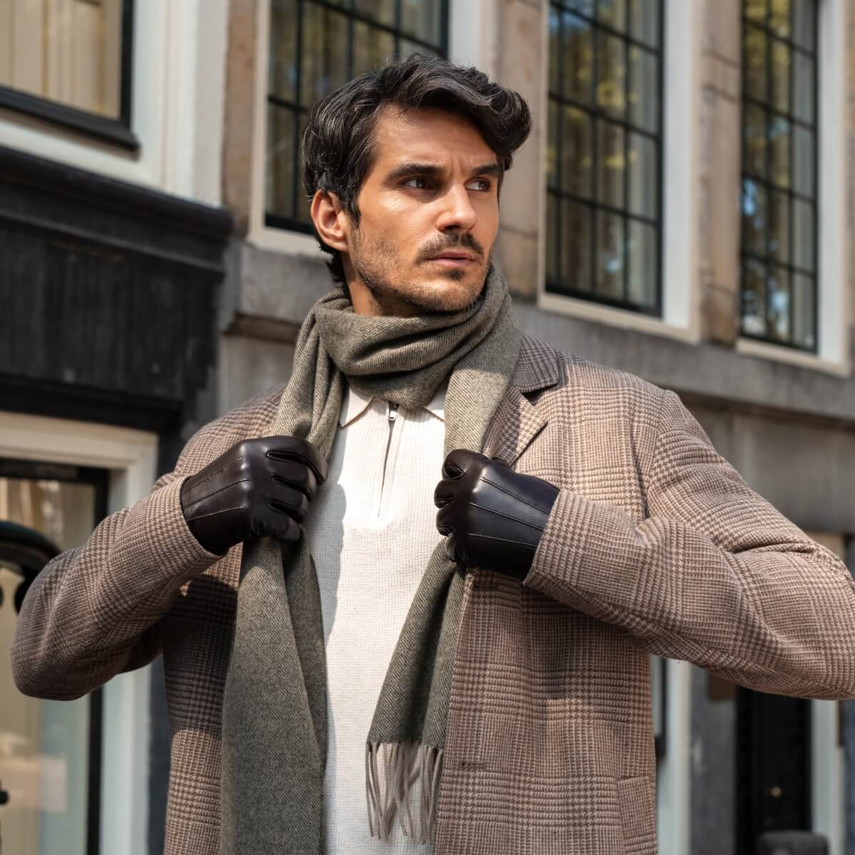 Julian (dark brown) - Classic sheepskin leather gloves with warm fleece lining and touchscreen feature - Glamourous Grace