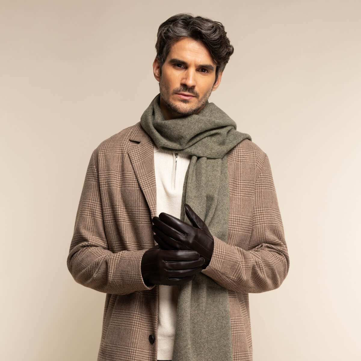 Julian (dark brown) - Classic sheepskin leather gloves with warm fleece lining and touchscreen feature - Glamourous Grace