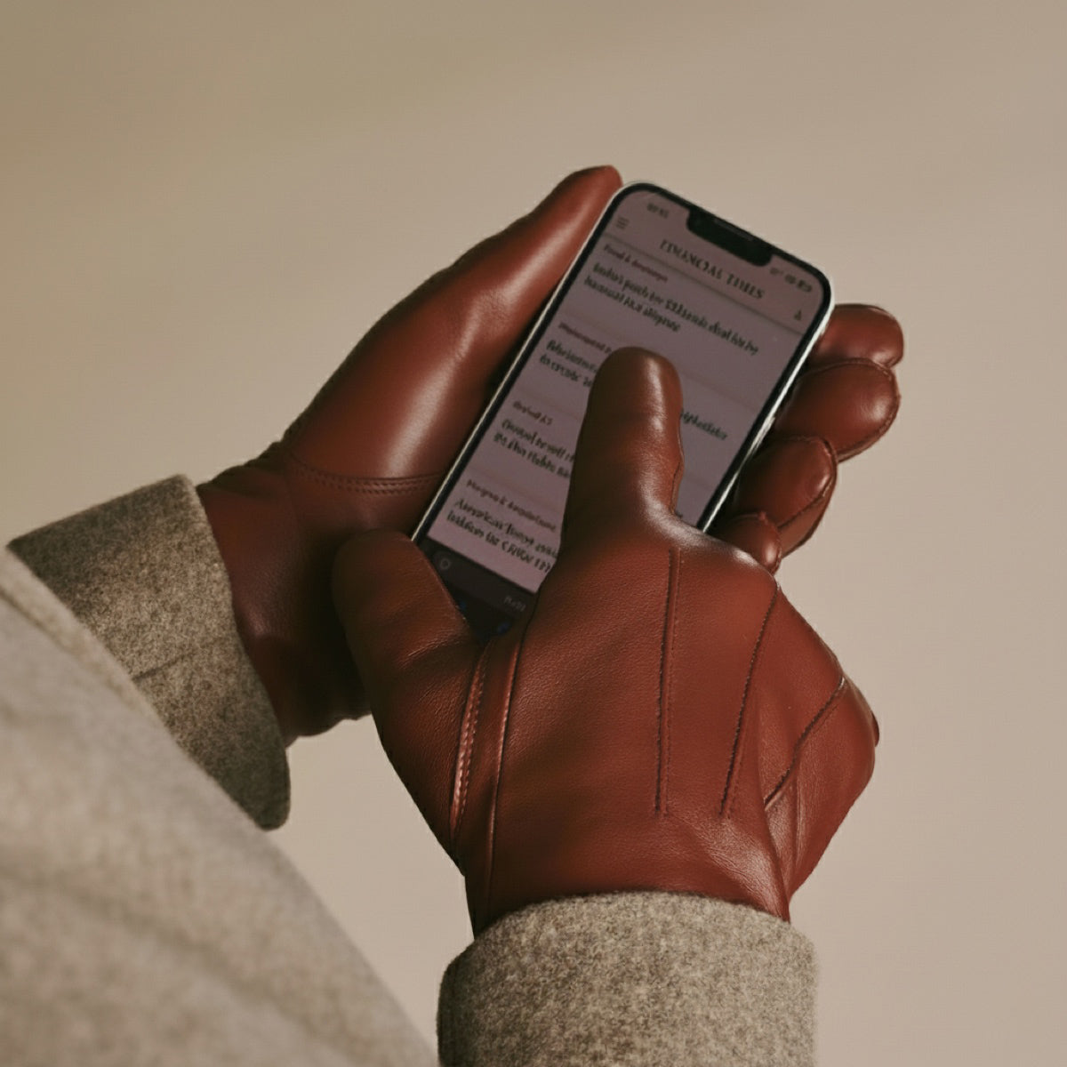 Julietta (brown) - Lambskin leather gloves with plush rabbit fur lining and touchscreen feature - Glamourous Grace