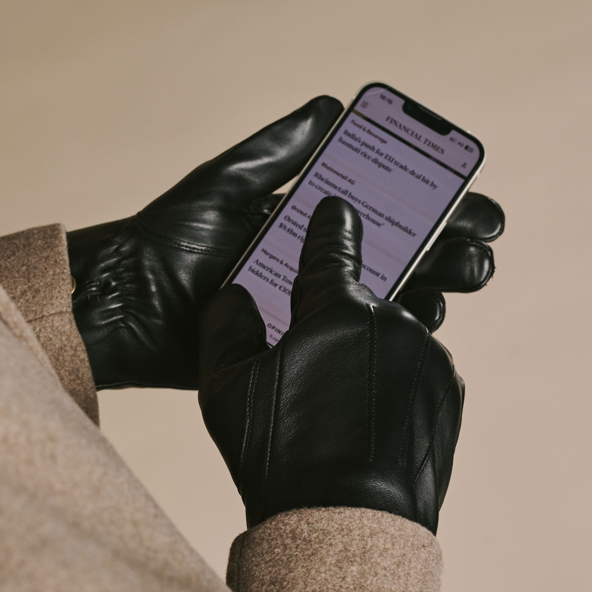 Julietta (black) - Lambskin leather gloves with plush rabbit fur lining and touchscreen feature - Glamourous Grace