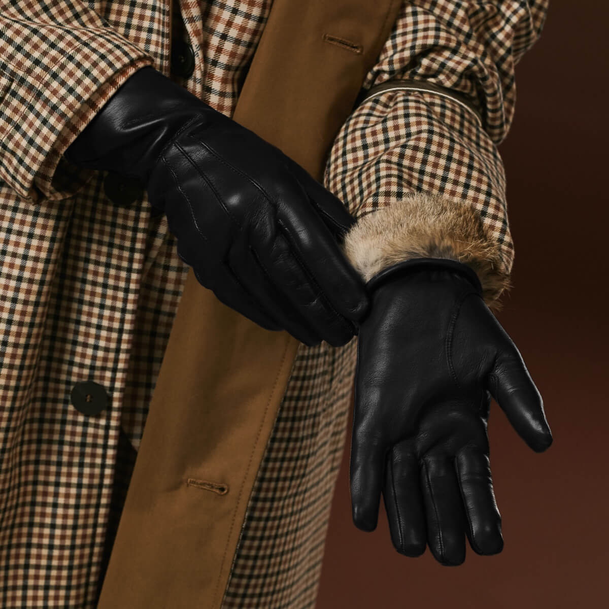 Luciana (black) - Extended women’s Italian lambskin leather gloves with rabbit fur lining - Glamourous Grace