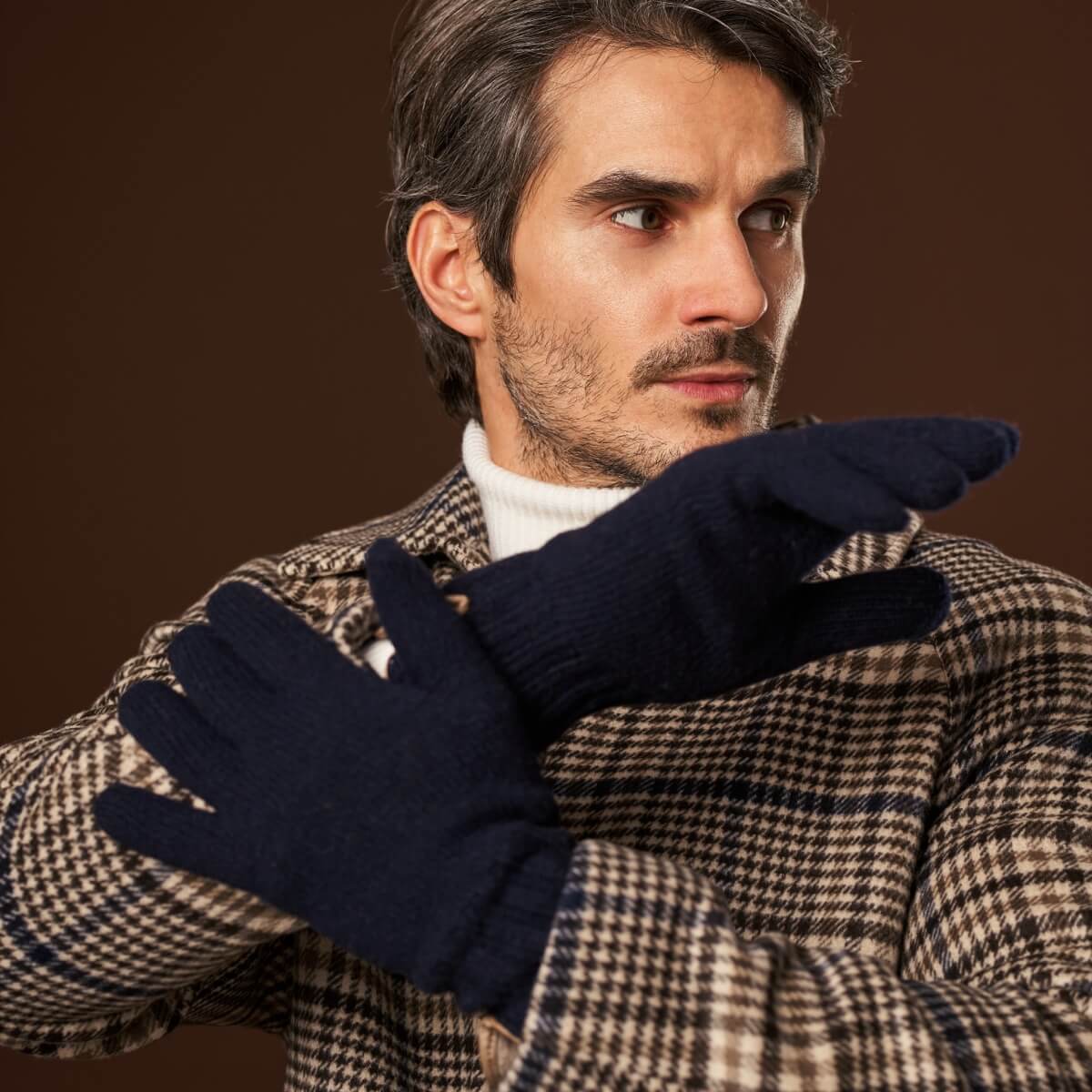 Luciano (dark blue) - Handmade Italian knitted wool gloves with luxurious cashmere lining - Glamourous Grace
