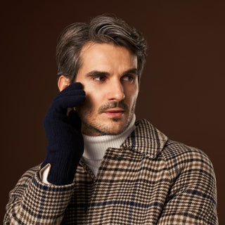 Luciano (dark blue) - Handmade Italian knitted wool gloves with luxurious cashmere lining - Glamourous Grace