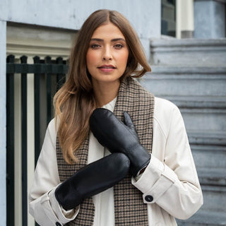 Paris (black) – Sheepskin leather mittens with lambswool lining and touchscreen feature - Glamourous Grace