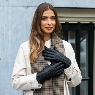 Raya (black) – Deerskin leather gloves with warm wool lining - Glamourous Grace