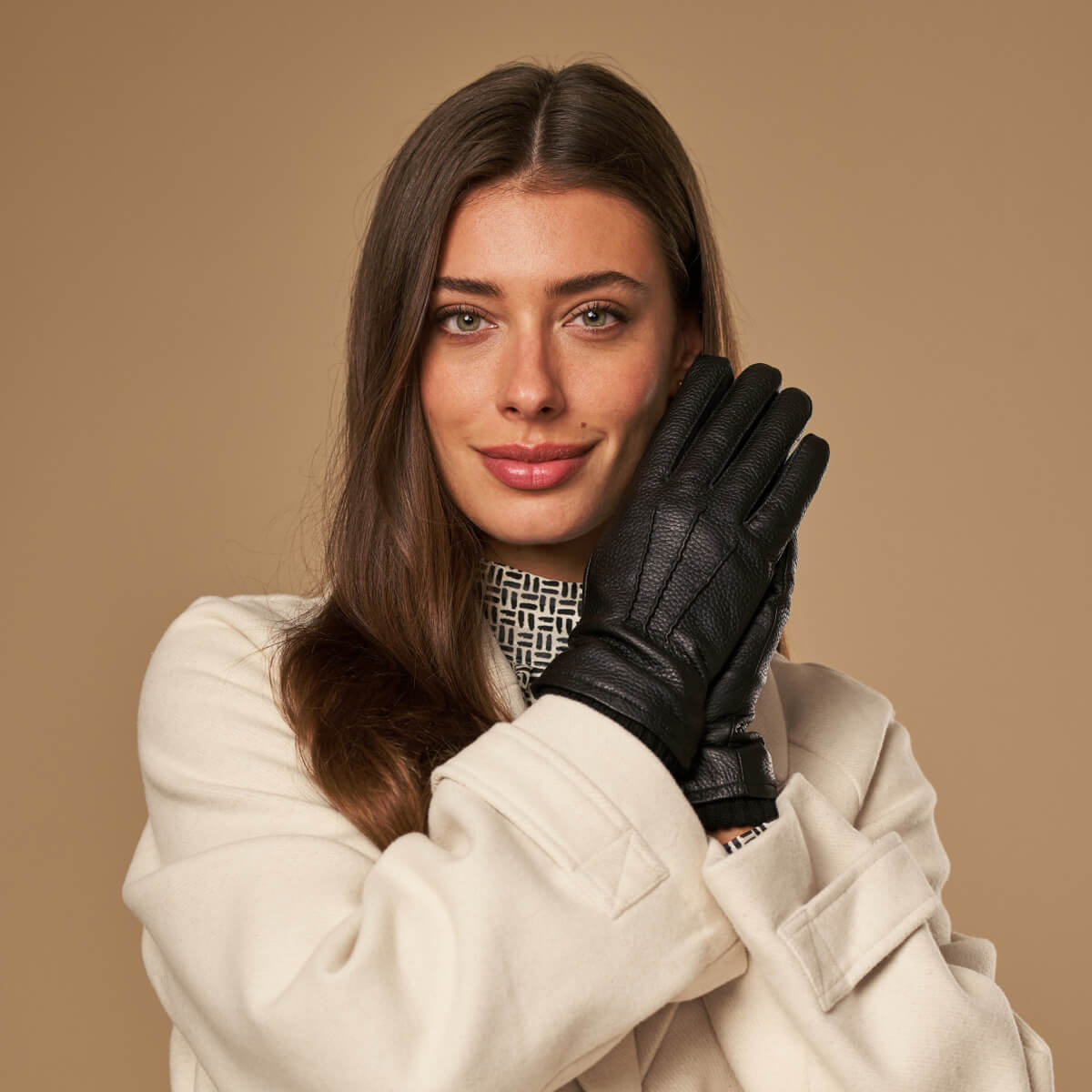 Raya (black) – Deerskin leather gloves with warm wool lining - Glamourous Grace