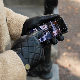 Sebastian (black) – Sheepskin leather gloves with snap closure & touchscreen feature - Glamourous Grace