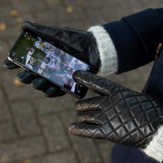 Selena (black) – Sheepskin leather gloves with diamond pattern and touchscreen feature - Glamourous Grace