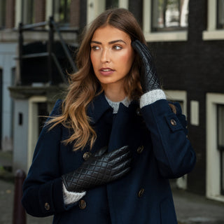 Selena (black) – Sheepskin leather gloves with diamond pattern and touchscreen feature - Glamourous Grace