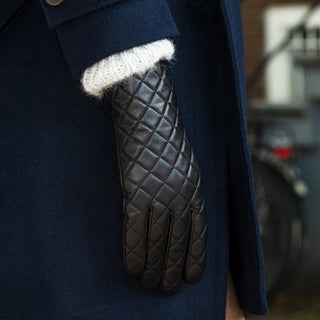 Selena (black) – Sheepskin leather gloves with diamond pattern and touchscreen feature - Glamourous Grace